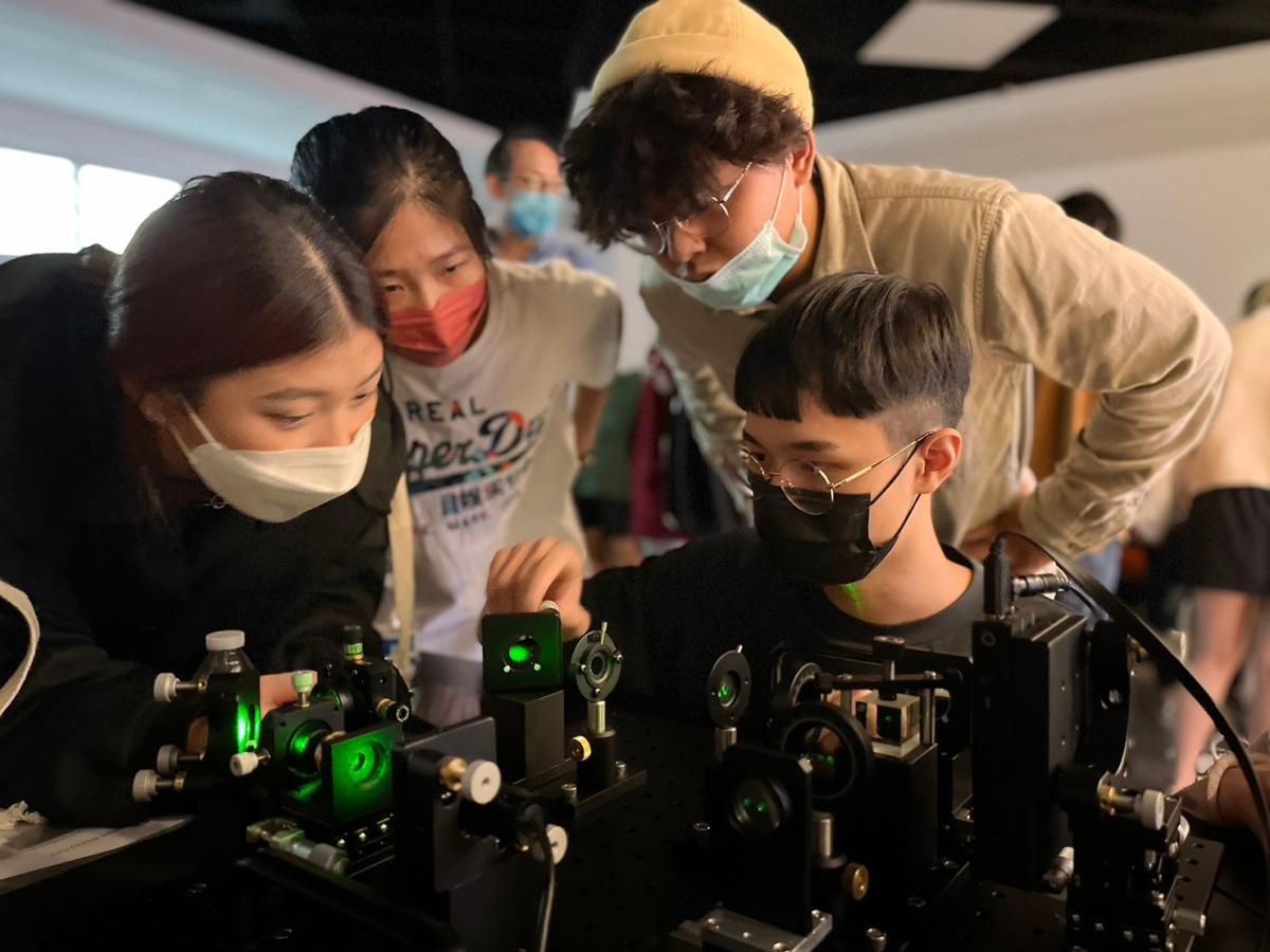 中原大學國際排名創佳績 化工、高分子科學領域居全台第一 02 中原大學理學科學排名頂尖。圖為物理系數位光學工作坊實作練習。