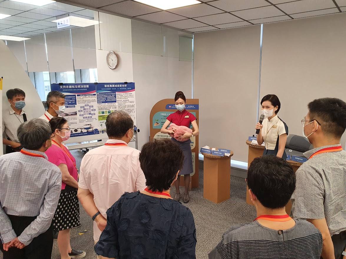 桃園市府輔導10在地企業實踐永續目標 獲環保署頒獎肯定 02 空服員介紹咖啡紗靠墊