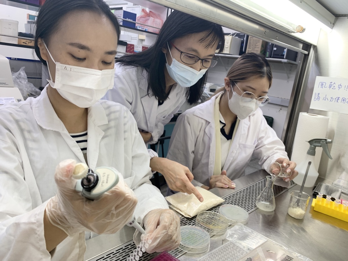 04 中原化工教授黃郁慈圖中指導學生實驗，將豆渣再利用及加值化，擴大產學合作效益。