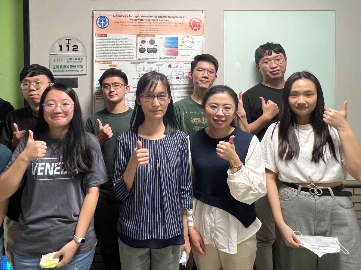 04 中原大學化工系教授黃郁慈前排左二帶領研究室學生，投入水循環科技之研發。