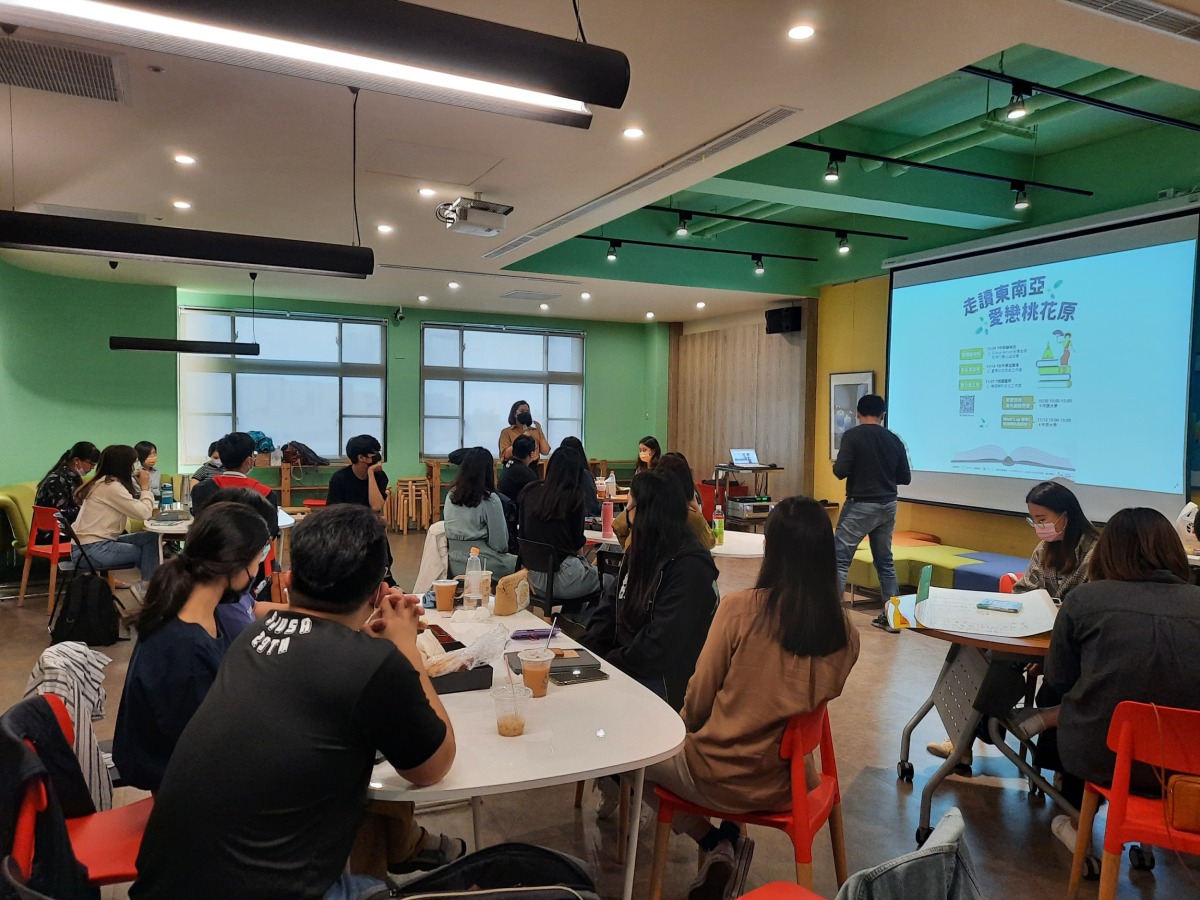 04 中原大學提供學生參與國際事務的機會，圖為跨校海外志工團隊分享服務經驗。