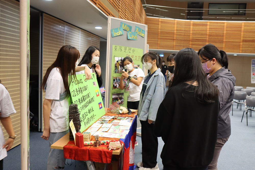 中原大學志工團服務無國界 體現全人教育使命 07 中原學生積極發問希望加入志工成為一份子。