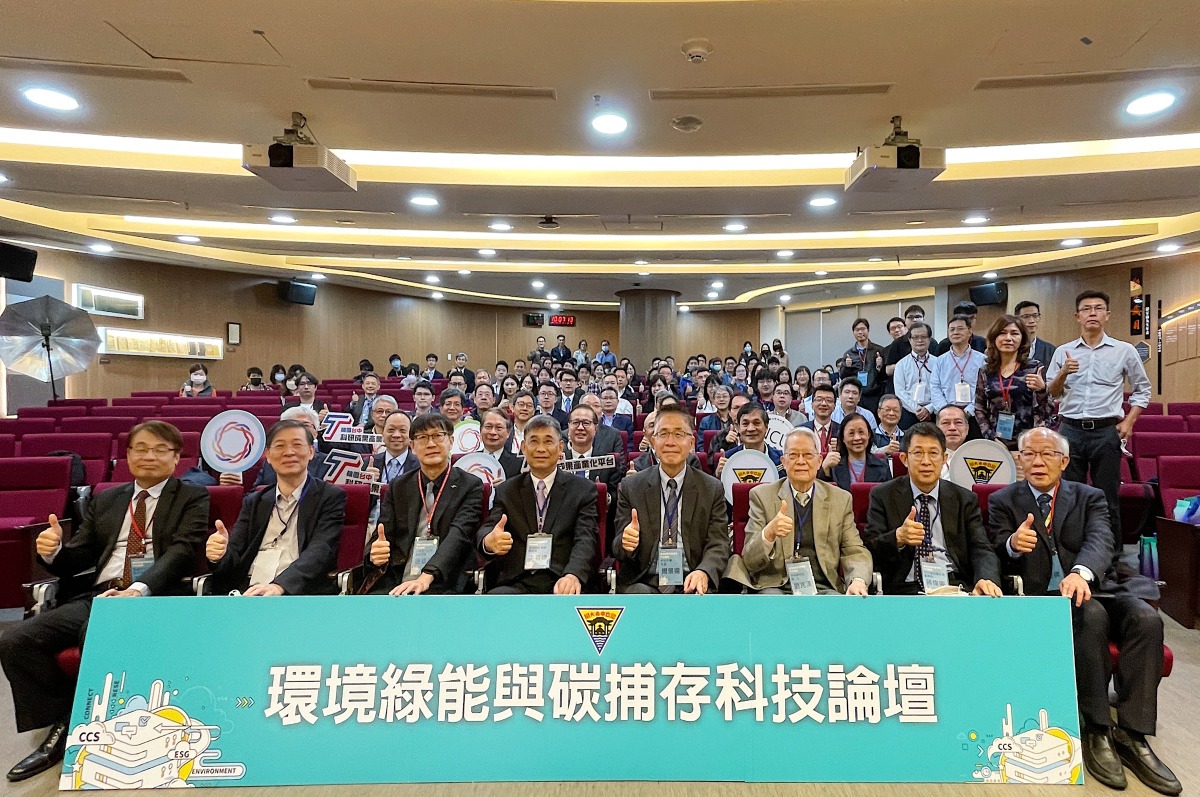 中央大學攜手30家企業 簽署環境綠能與減碳倡議書 1111130 1
