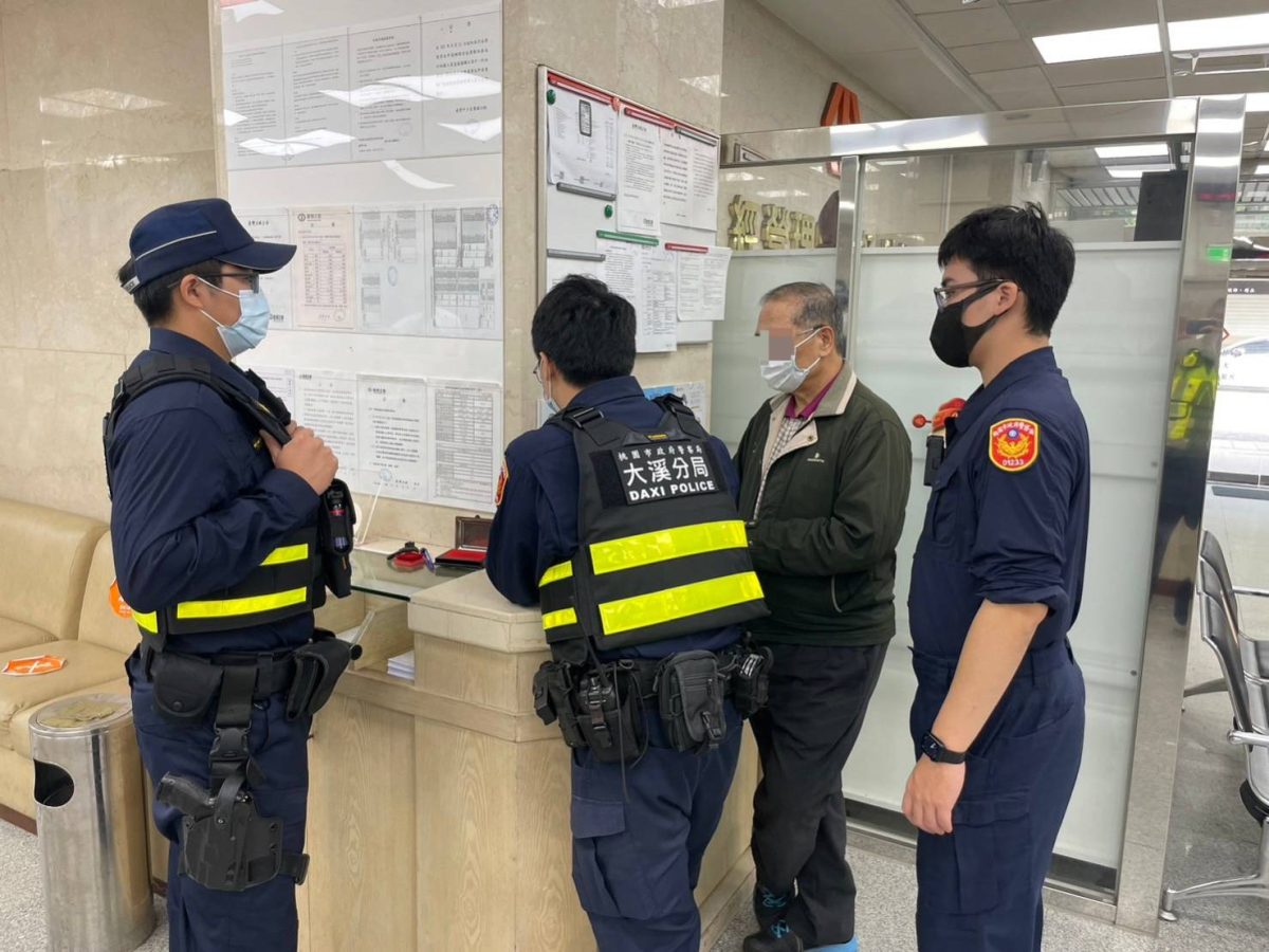 7旬翁險痛失40萬老本 大溪警銀聯手阻詐 161282 scaled
