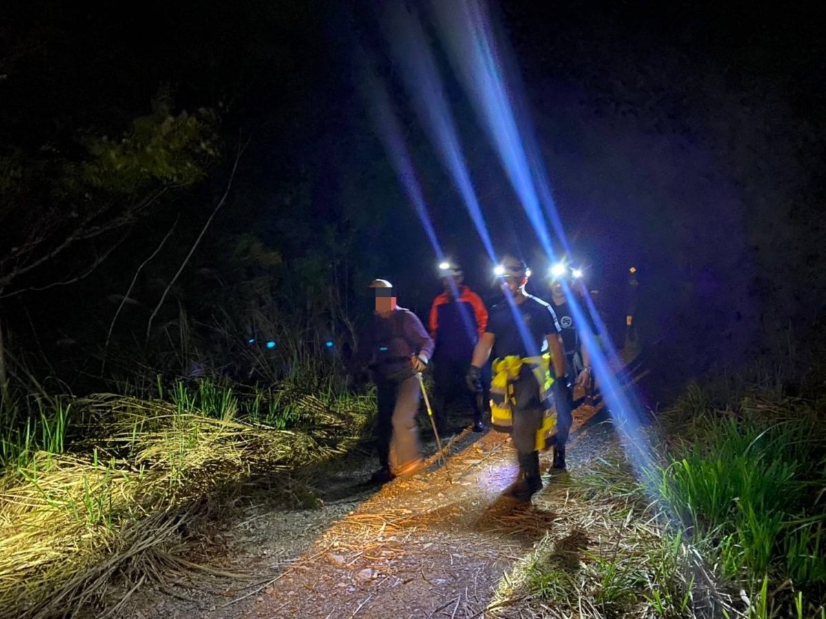 6旬男獨攀塔曼山受困 桃園復興警消摸黑尋人 165707 scaled