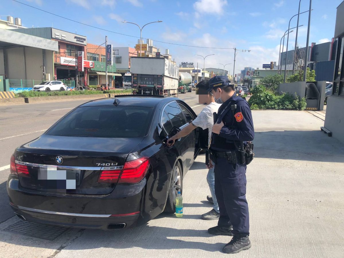 車拋錨卡路中遭狂按喇叭 大園警助推車買油化解危機 197417 scaled