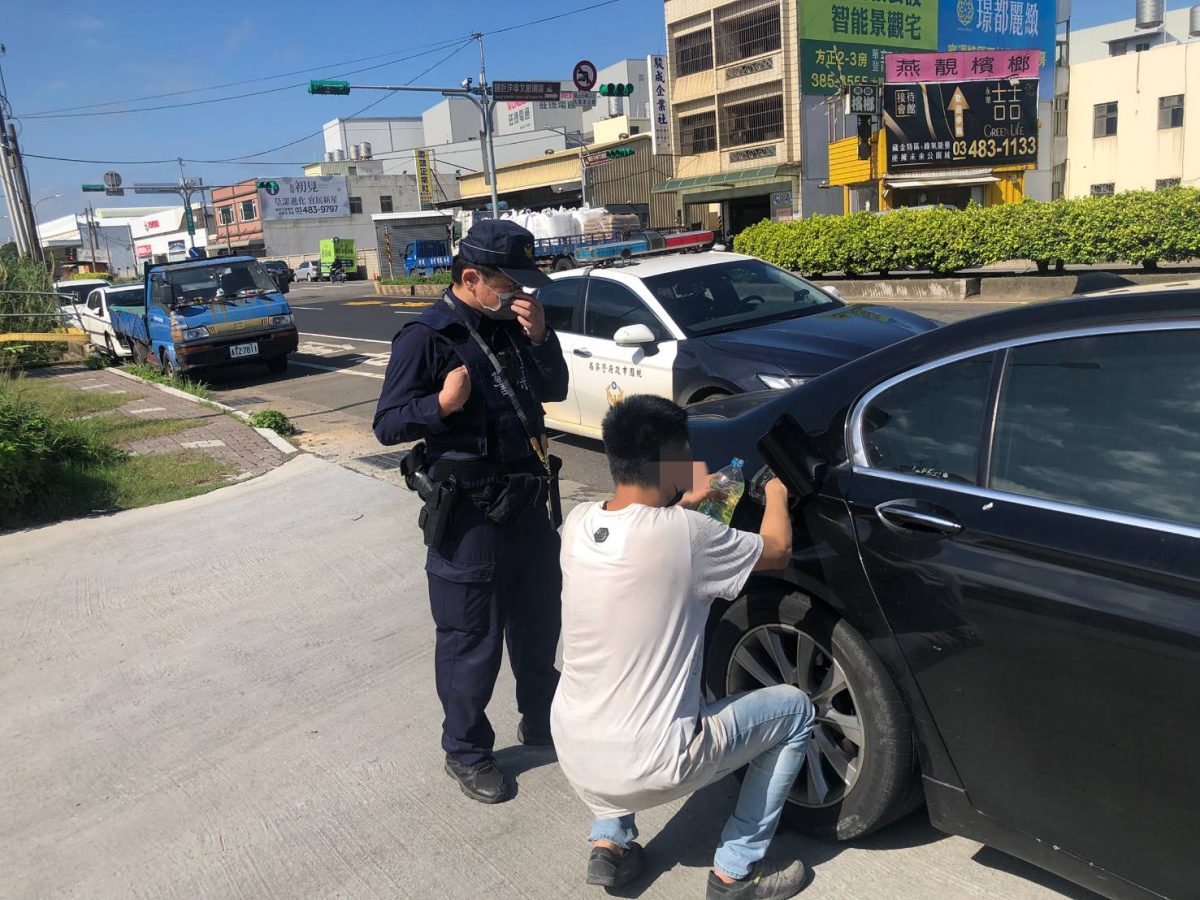 車拋錨卡路中遭狂按喇叭 大園警助推車買油化解危機 197418 scaled