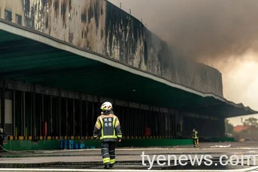 楊梅家樂福倉儲大火損失39億 桃檢認定23歲臨時工丟菸蒂釀禍 2 1 3