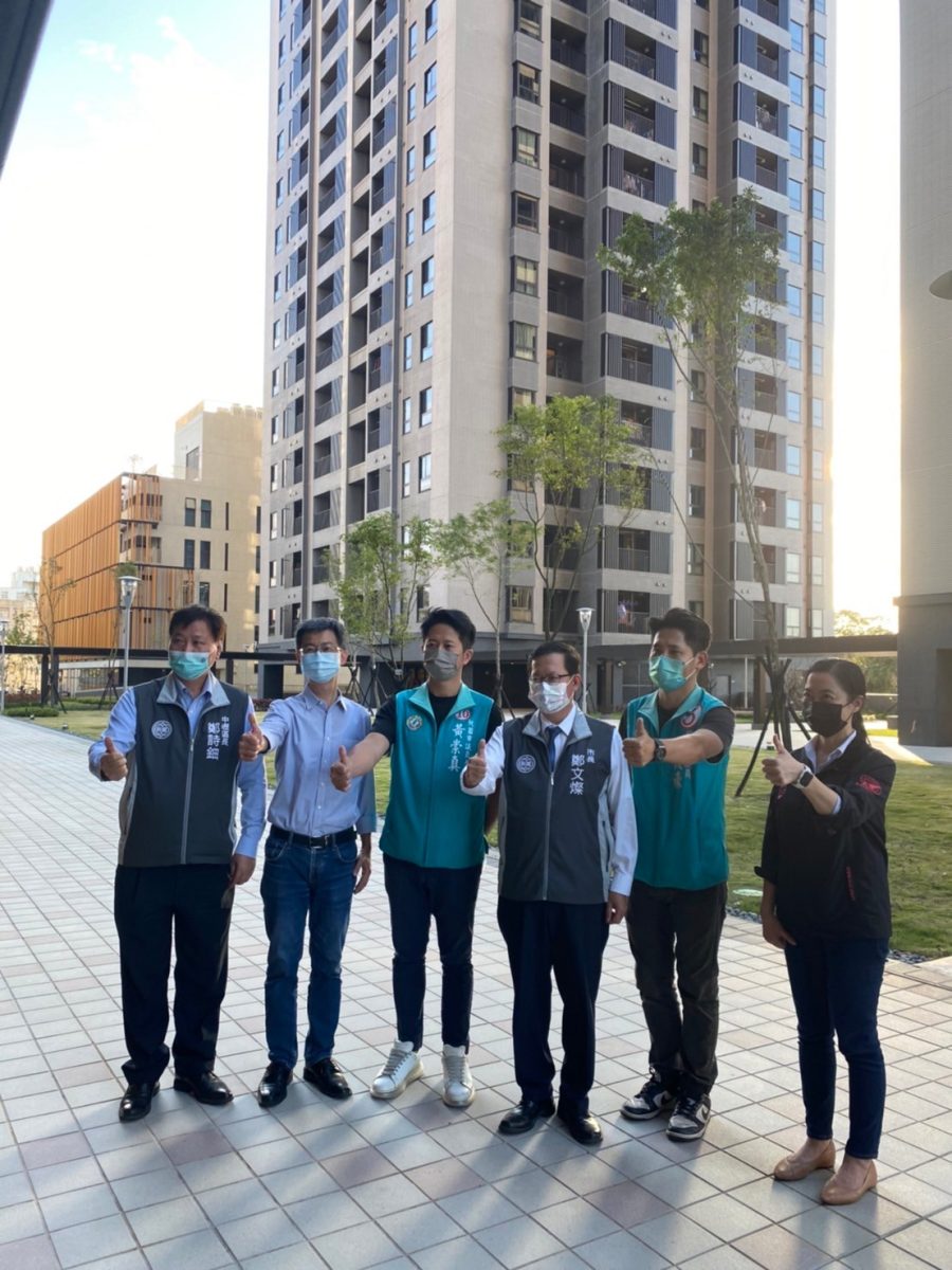 鄭文燦拜訪中壢一號社宅 住戶讚終於擺脫「租金一年一漲」 2 1 scaled