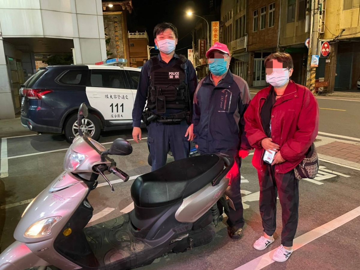 8旬翁參加造勢活動忘記車停哪 觀音警暖心協助尋回 201548 scaled