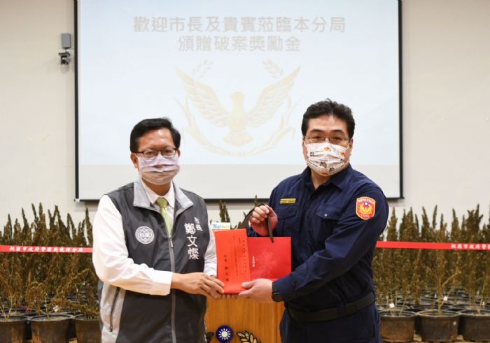 桃警破獲大麻農場、地下兵工廠 鄭文燦頒慰問金表揚 20221117143252508