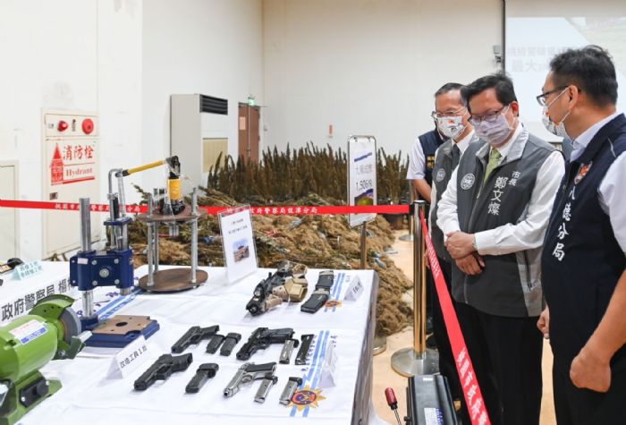 桃警破獲大麻農場、地下兵工廠 鄭文燦頒慰問金表揚 20221117143256243