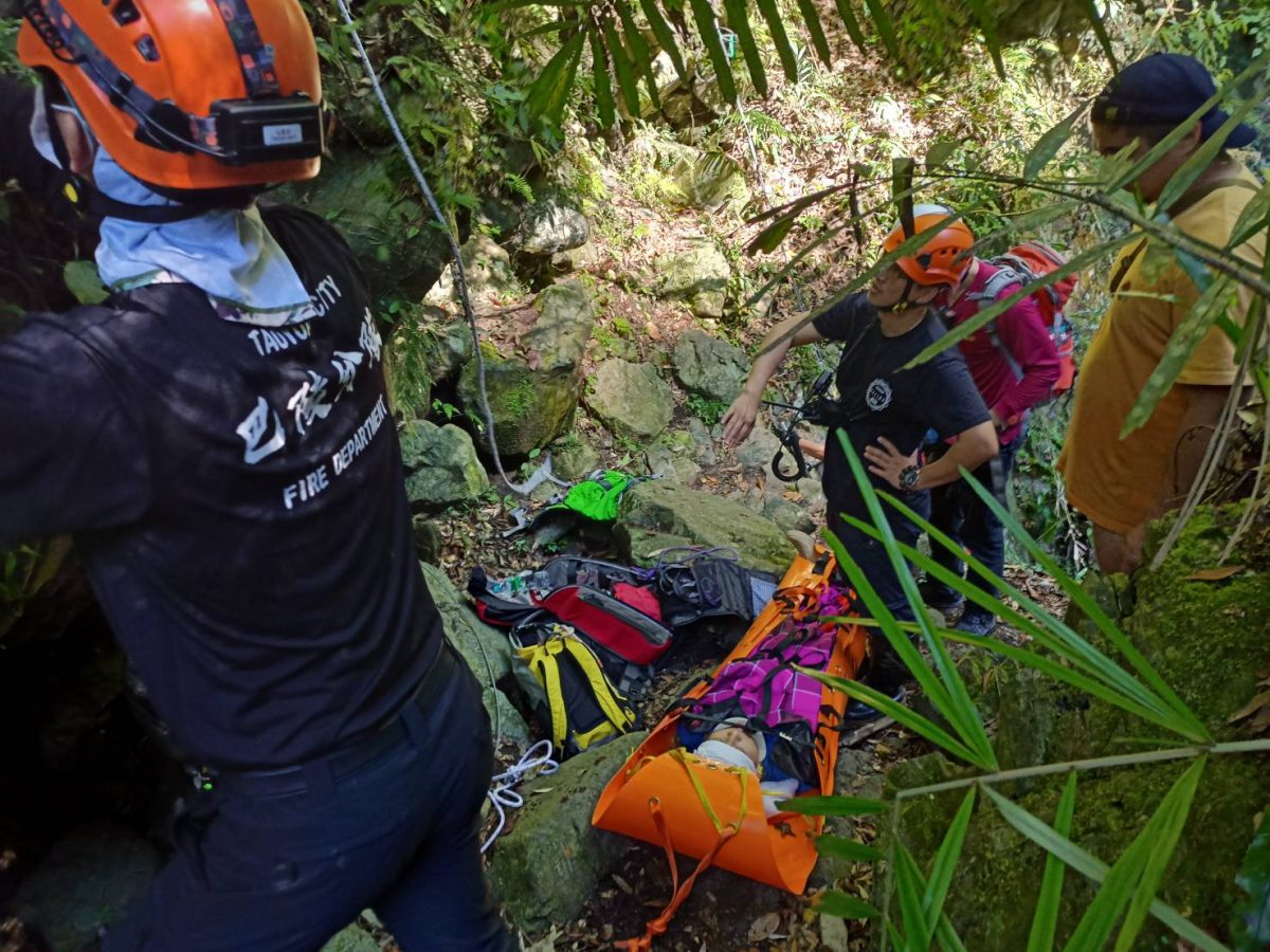 【有片】嗄拉賀泡野溪溫泉遭落石砸中 擔架接力救援上岸