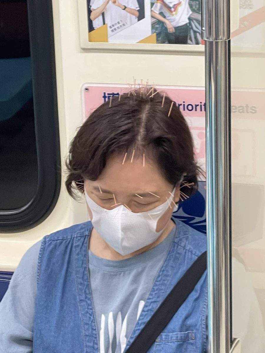 婦頭插38針搭捷運織毛線 身分曝光竟是前議員、網紅媽 313413148 2263746993790991 957660839061373985 n scaled