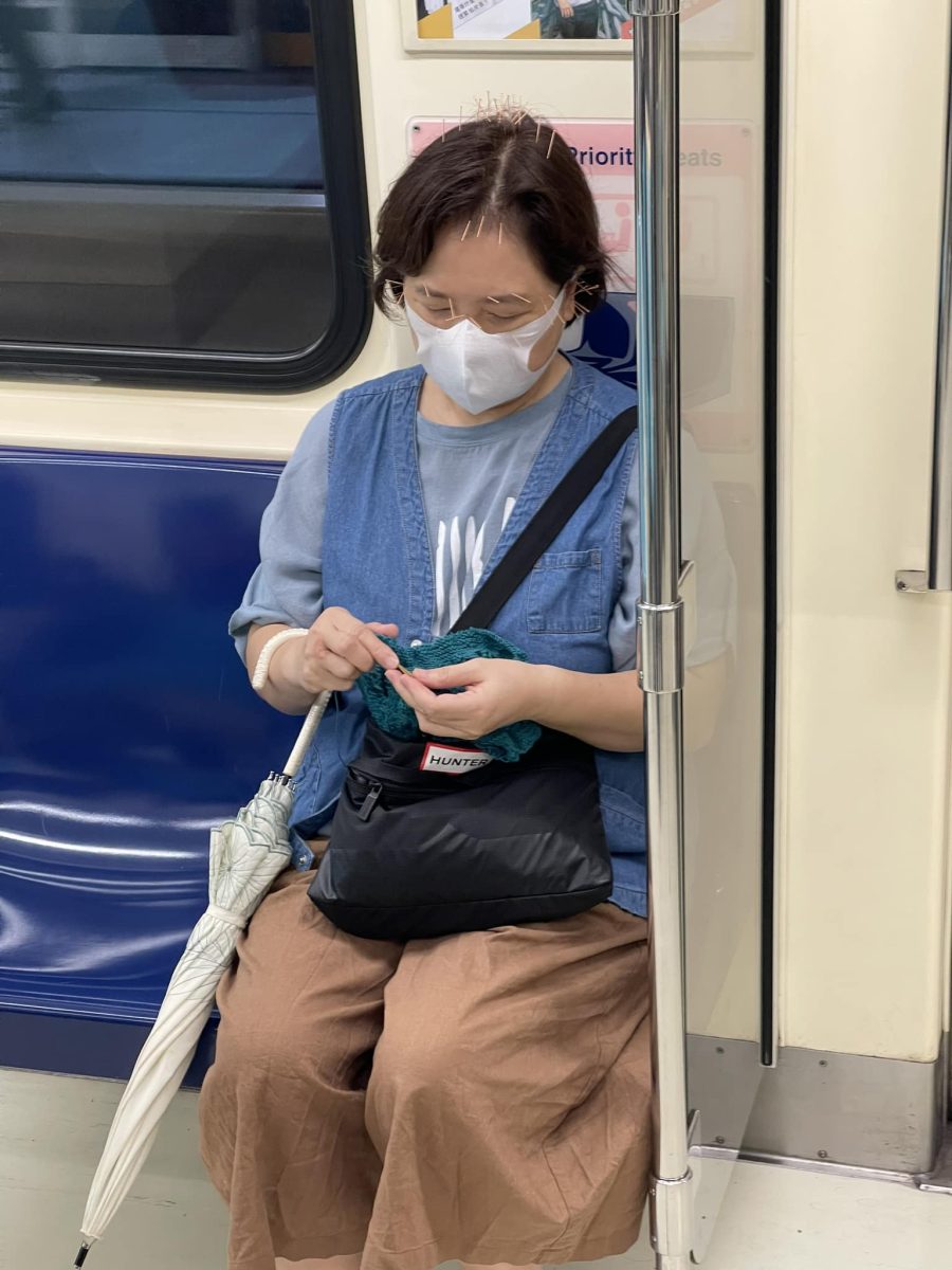 婦頭插38針搭捷運織毛線 身分曝光竟是前議員、網紅媽 313917324 2263746967124327 4097202580661450222 n scaled
