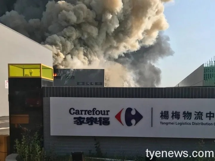 楊梅家樂福倉儲大火損失39億 桃檢認定23歲臨時工丟菸蒂釀禍 4111