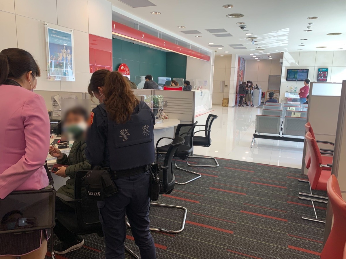 平鎮警銀聯手苦勸不聽 6旬婦險遭詐30萬 477718