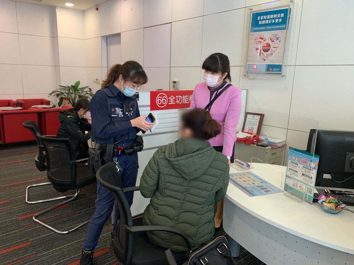 平鎮警銀聯手苦勸不聽 6旬婦險遭詐30萬 477719