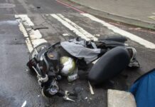 【有片】天雨路滑!騎士疑急煞自摔 遭大貨車輾過送醫不治