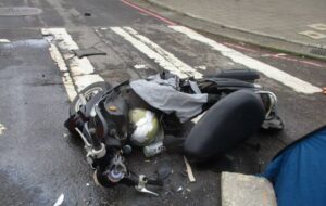 【有片】天雨路滑！騎士疑急煞自摔 遭大貨車輾過送醫不治