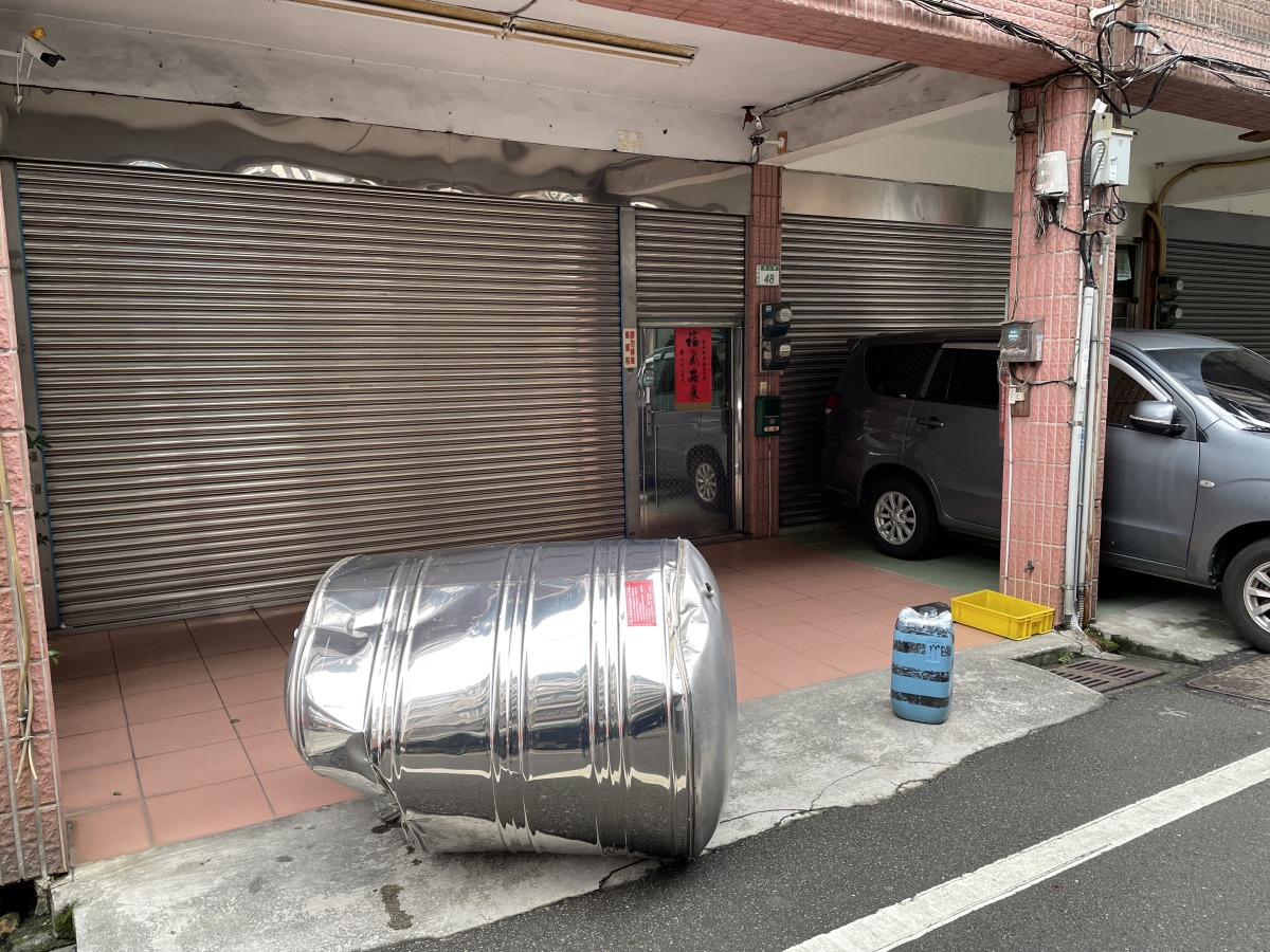 【有片】驚險一瞬間!超大水塔從天而降砸中汽車 E13E98F0 0EA8 435D A0A1 883662E5F0F1