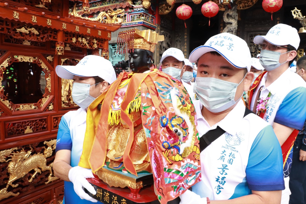 桃園大廟景福宮「好神」 年輕香客都為祂們而來 IMG 7112
