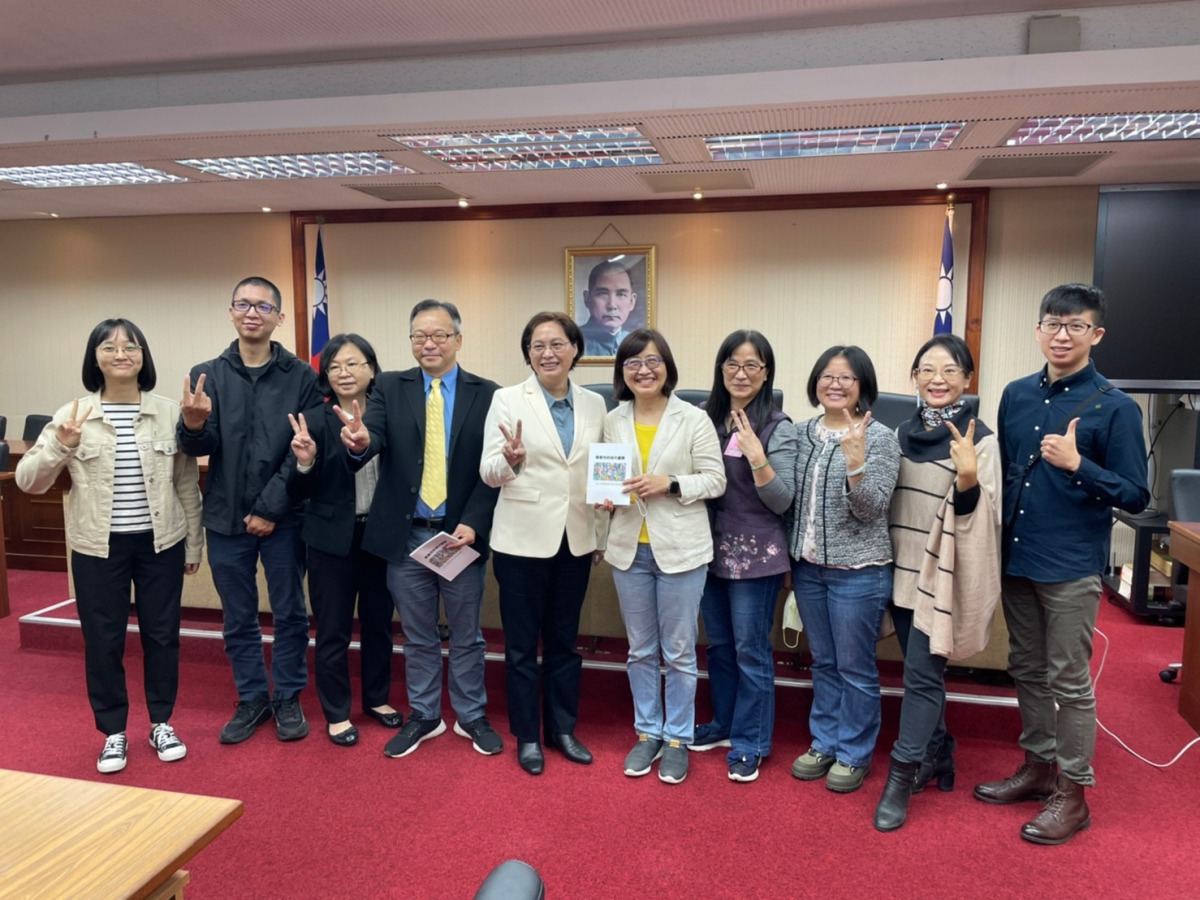 賴香伶多次召開協調會 教部承諾補助客語教師學分班 LINE ALBUM 1104本土語師資公聽會 221124