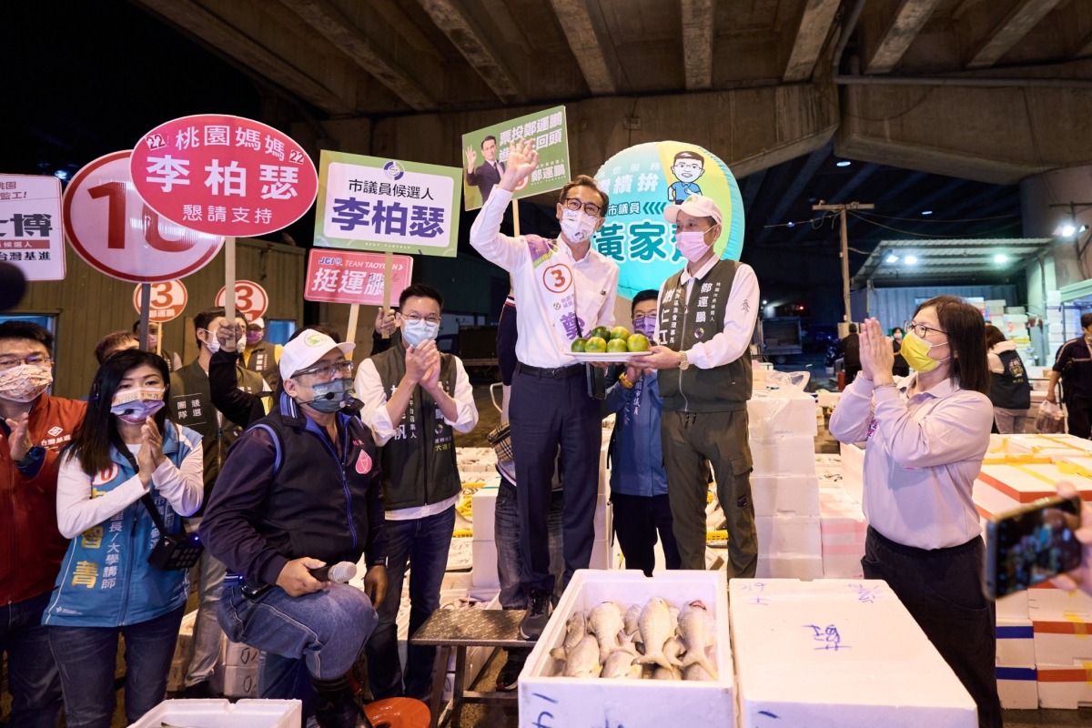 鄭運鵬清晨連掃兩市場衝人氣 喊再造桃園黃金8年 LINE ALBUM 2022 0.11.08 桃園魚市場、桃園果菜市場拜票 221108
