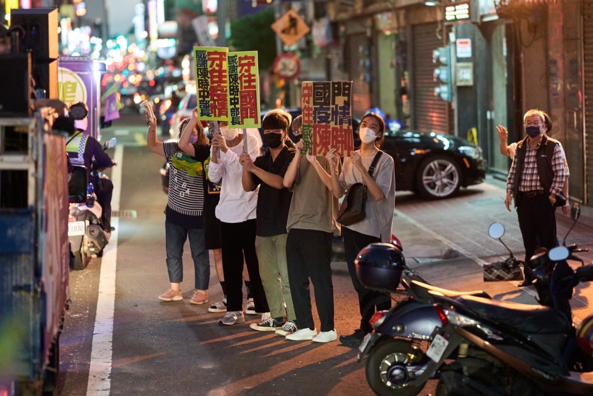 鄭運鵬合體陳時中掃街衝人氣 盼首都、國門連線加強合作 LINE ALBUM 2022 0.11.10陳時中車隊掃街 221111