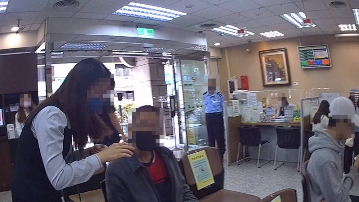 【有片】男子堅持匯款不聽勸 警霸氣喊「有事我扛」成功阻詐 S 112459801 scaled