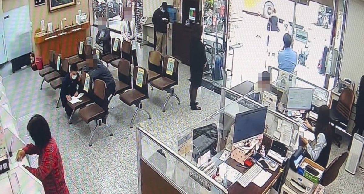 【有片】男子堅持匯款不聽勸 警霸氣喊「有事我扛」成功阻詐 S 112459802 scaled