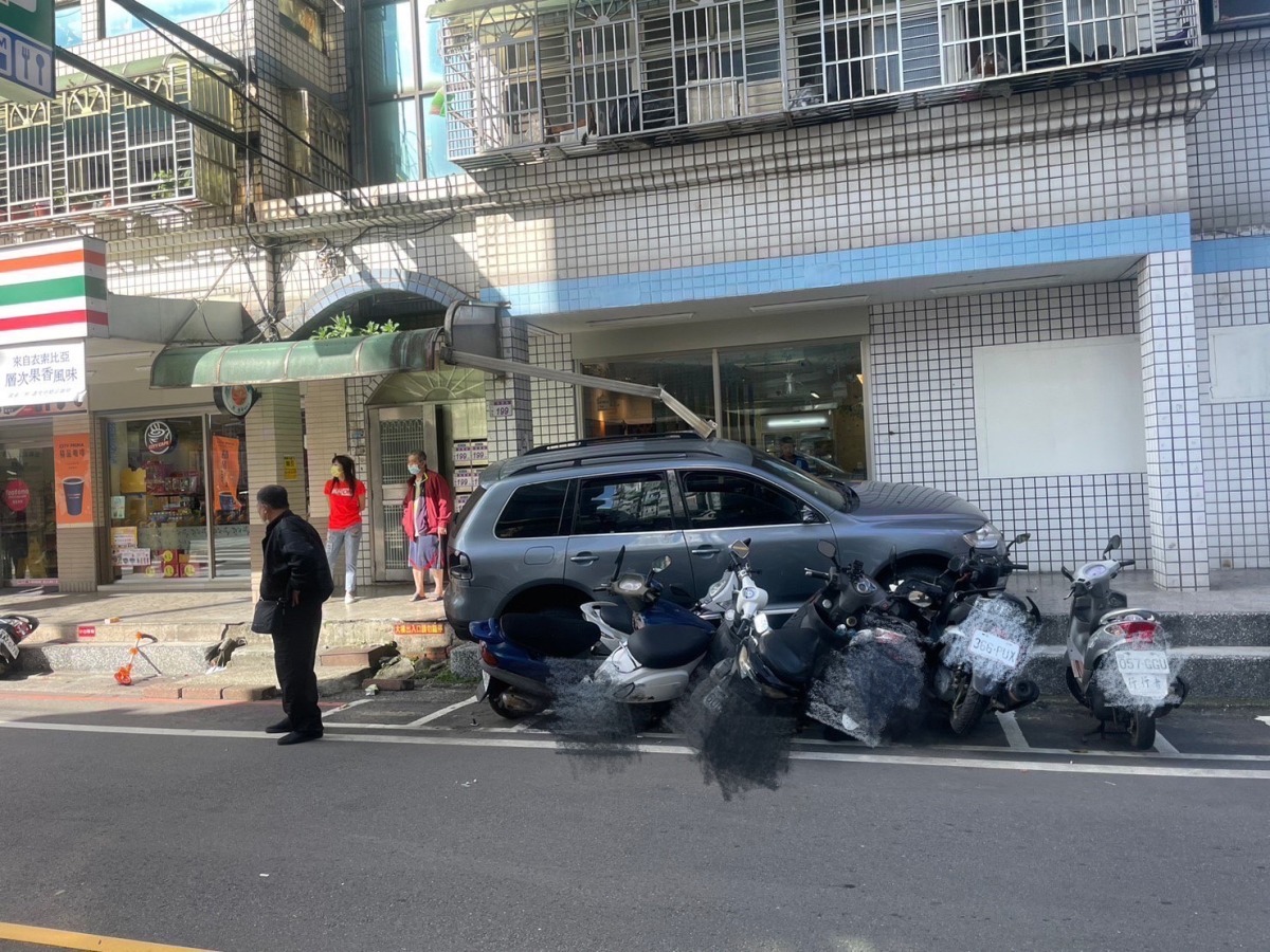 【有片】八德自小客闖紅燈釀禍 「保齡球式衝撞」7輛機車遭波及 S 112517150