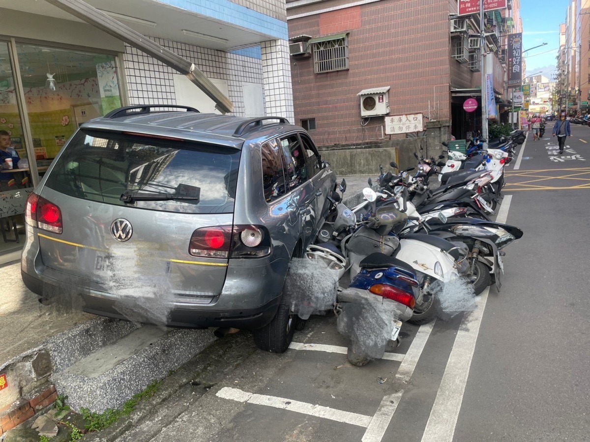 【有片】八德自小客闖紅燈釀禍 「保齡球式衝撞」7輛機車遭波及 S 112517152