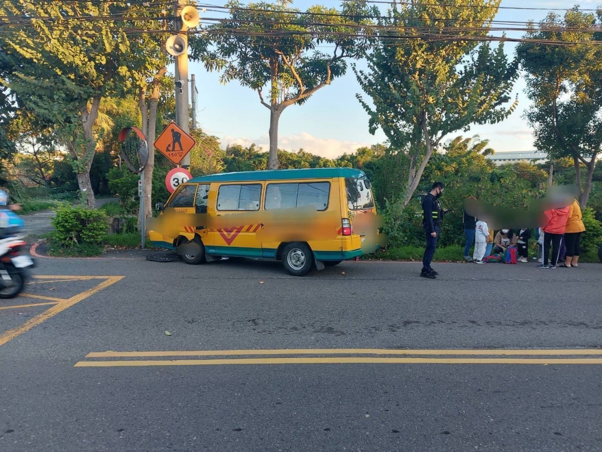 【有片】八德娃娃車自撞電線桿 司機恍神釀禍5人受傷 S 112656406