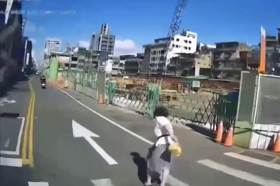 【有片】貨車未禮讓行人 7旬婦驚嚇跌倒手腳扭傷 S 113188895