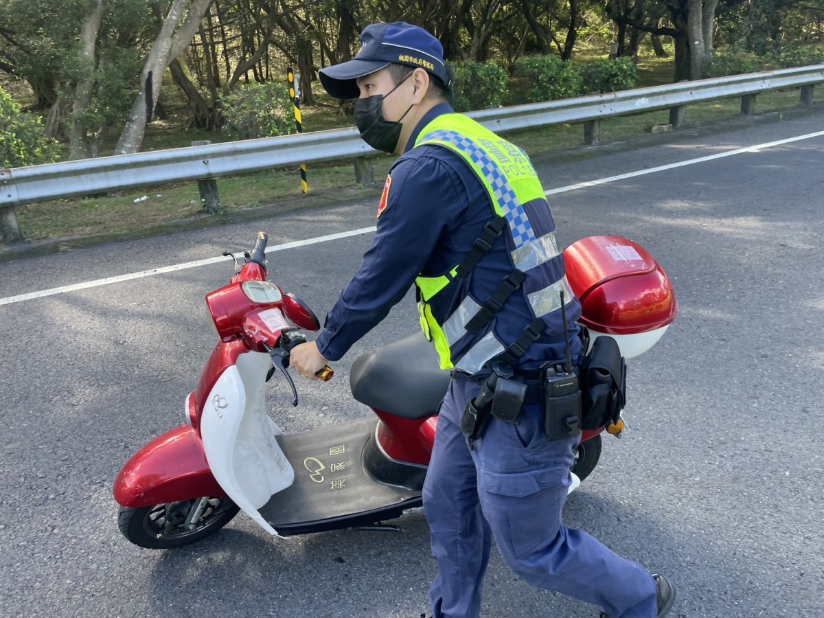 驚險!失智婦迷途誤闖國道 龍潭警民合力解危 S 19136582