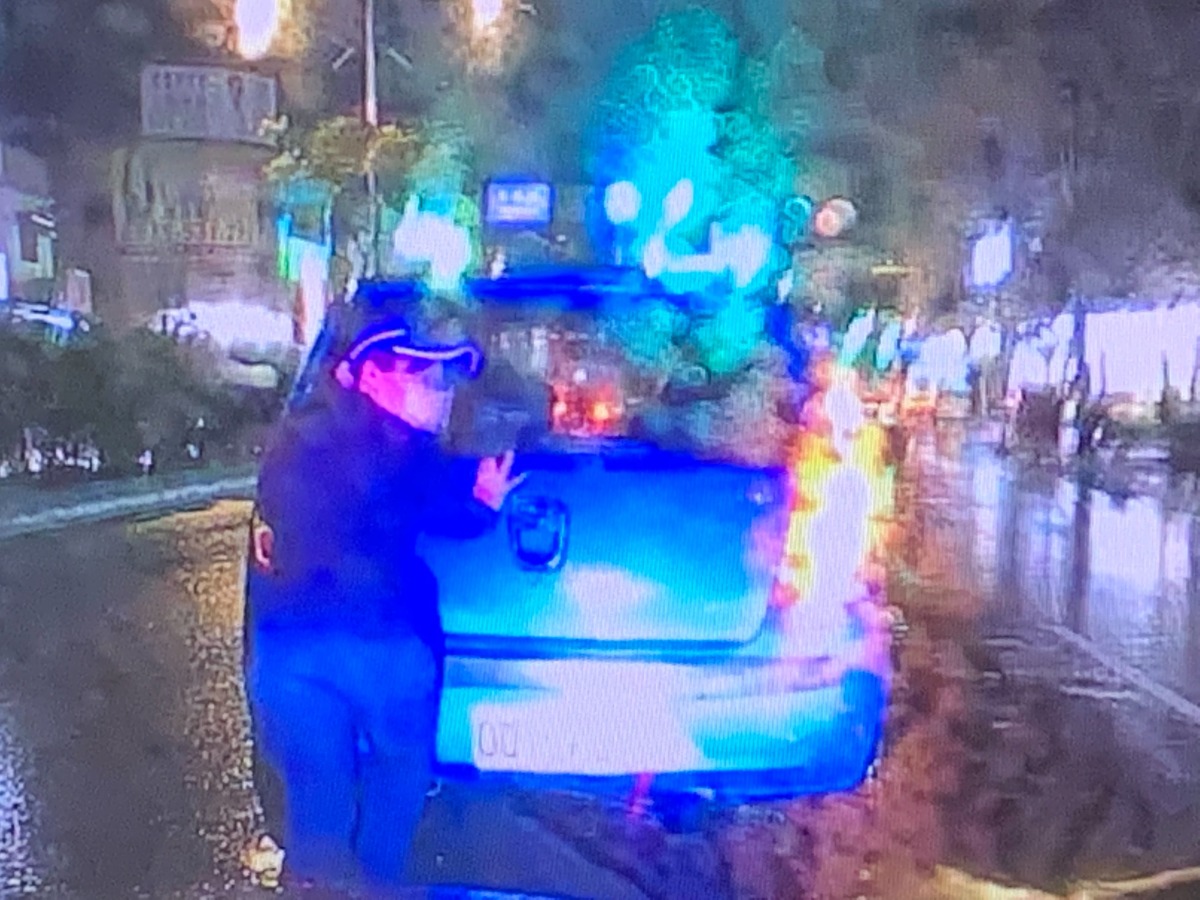 【有片】下班尖峰路中拋錨 龜山女警冒雨推車解危 S 249536855