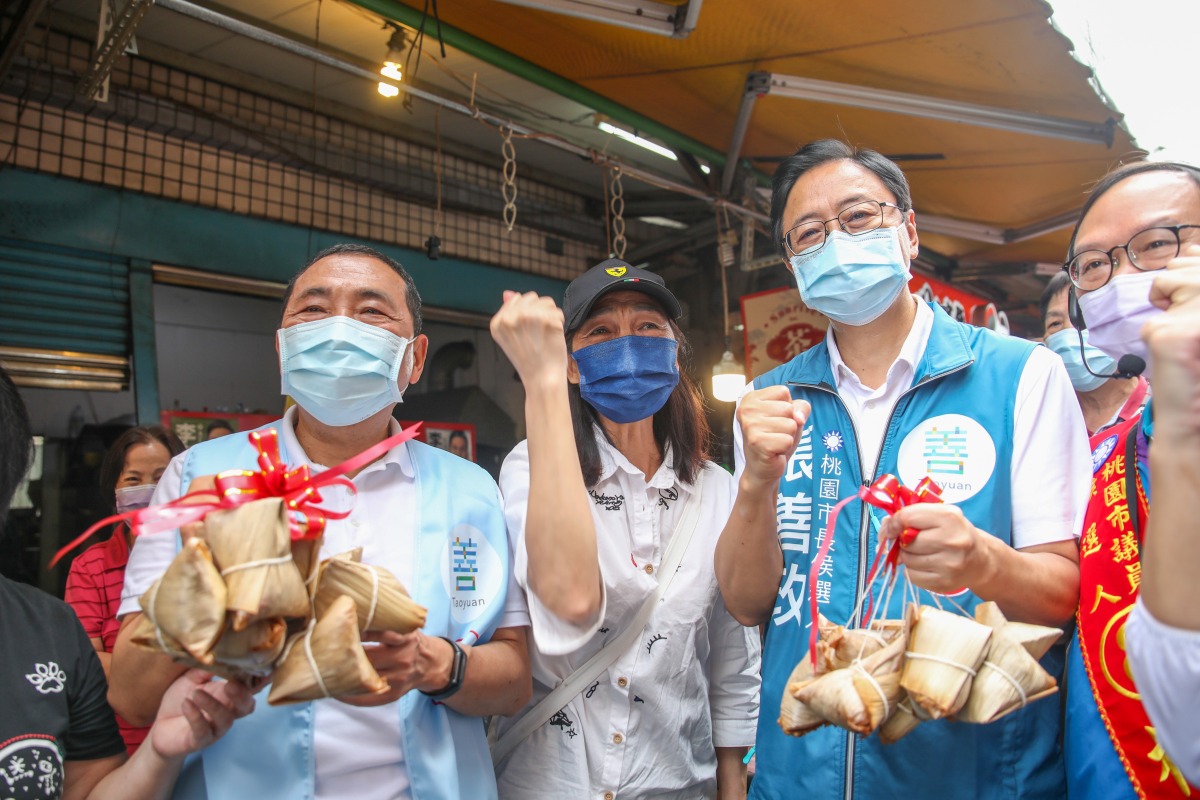 張善政、侯友宜再合體 龜山市場掃街衝人氣 S 428924947