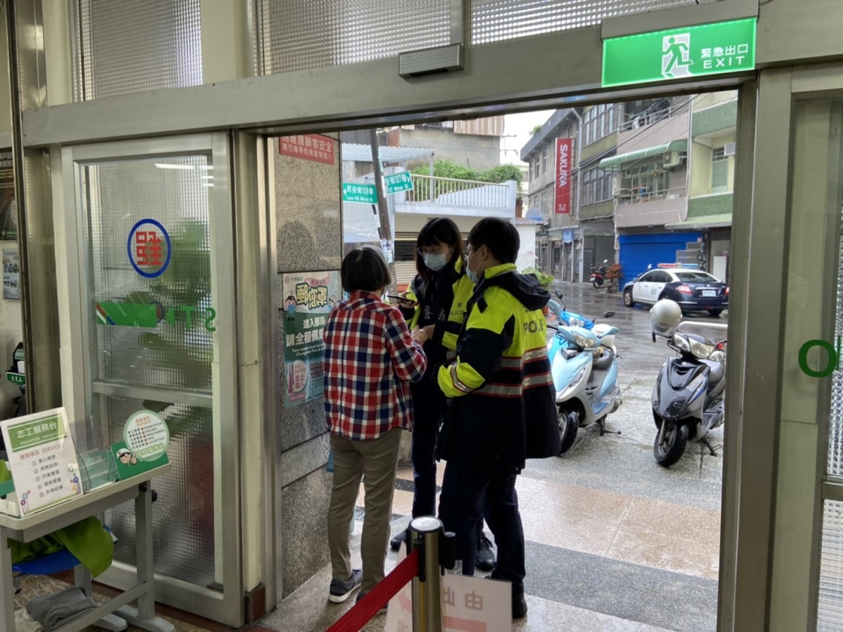 誆確診聲音改變!婦誤信女兒急用錢 龜山警苦勸守住20萬 S 5021699