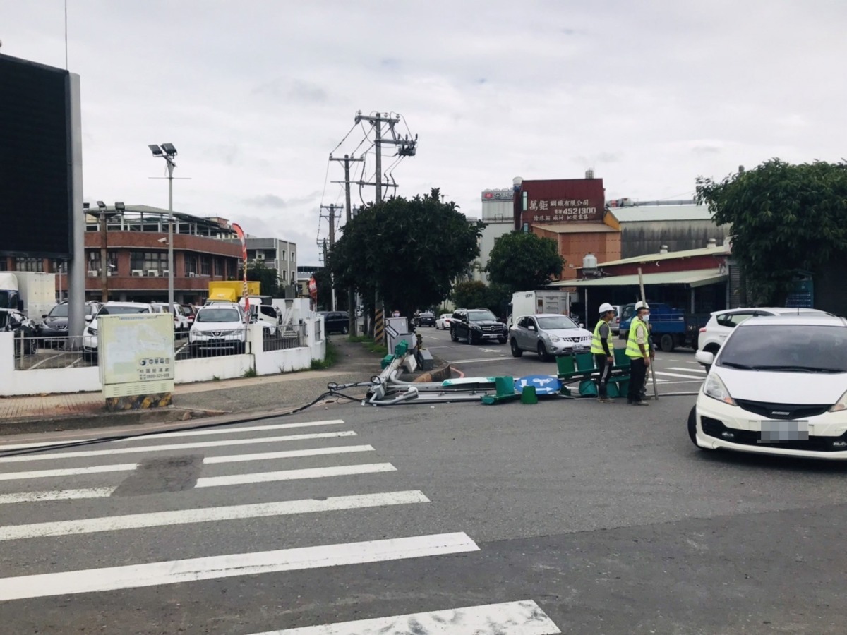 【有片】大貨車吊桿扯斷交通號誌 一旁車輛險遭砸 S 58163238