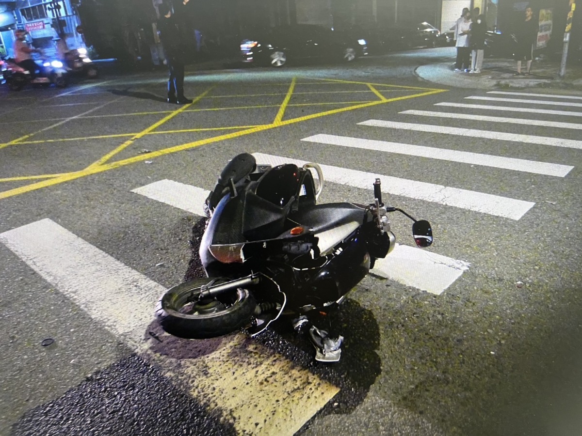 【有片】驚嚇!女騎士左轉撞直行自小客 人車彈飛倒地 S 58523654
