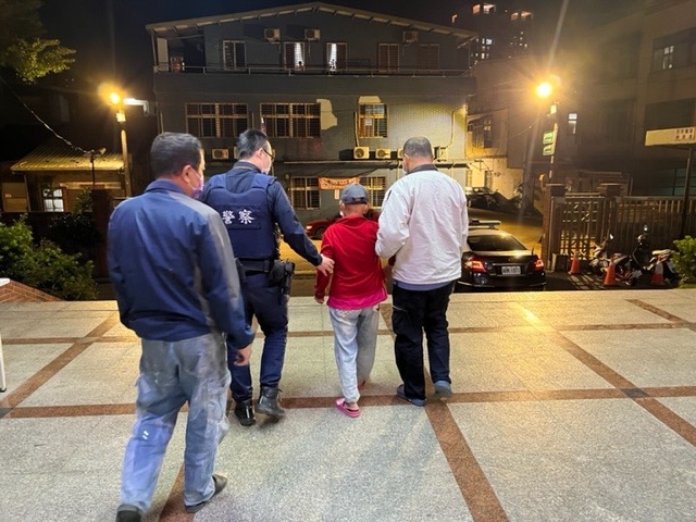 失智婦迷途摔倒跌路旁 八德暖警助平安返家 S 7249975