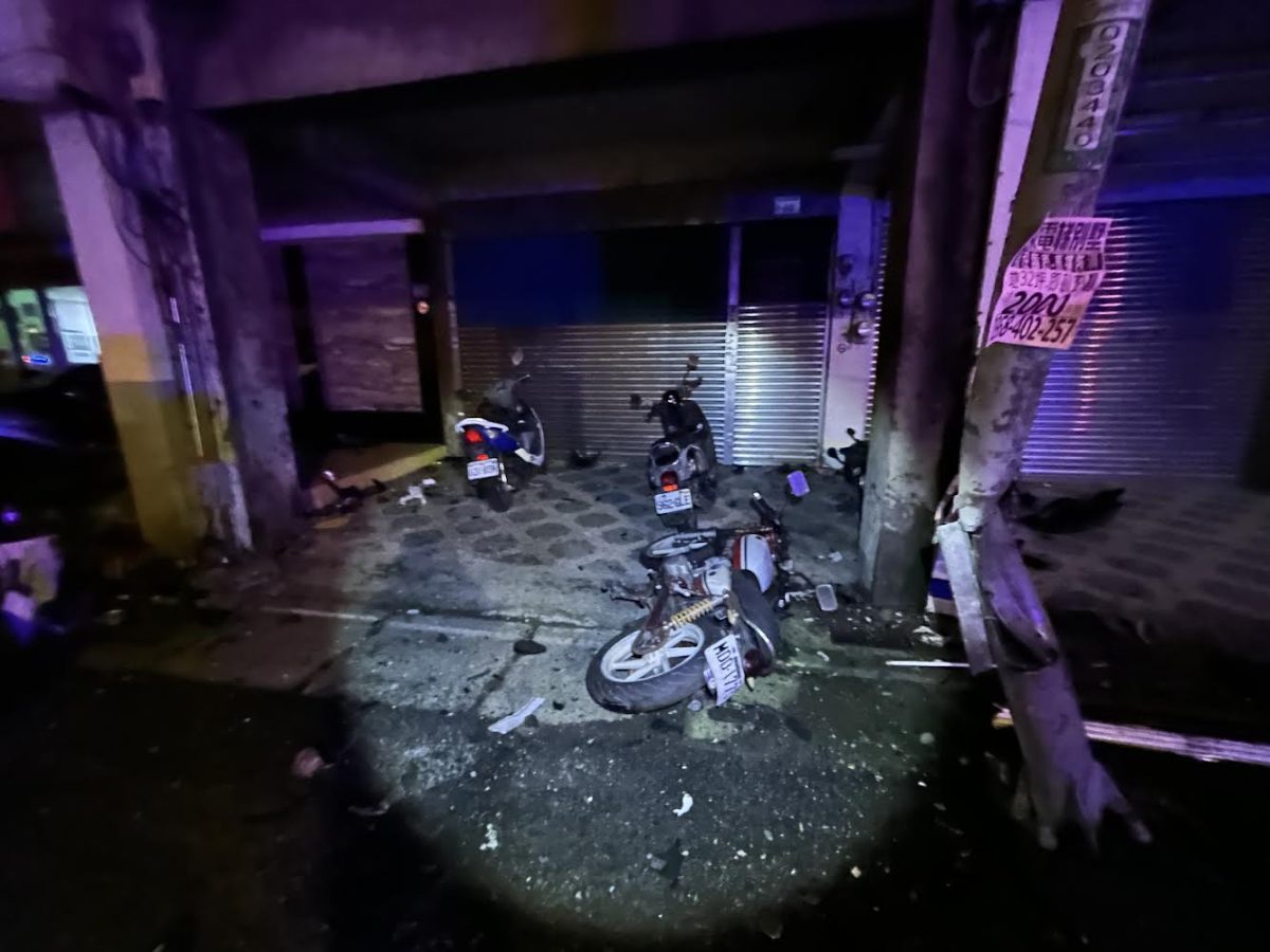 【有片】又是酒駕!蛇行衝撞路燈車頭變形 3車停路邊慘遭波及 S 75874326 scaled
