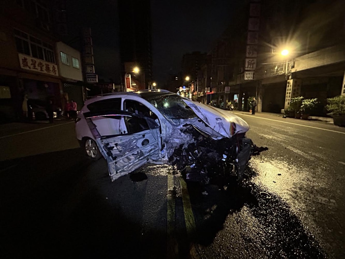 【有片】又是酒駕!蛇行衝撞路燈車頭變形 3車停路邊慘遭波及 S 75874330