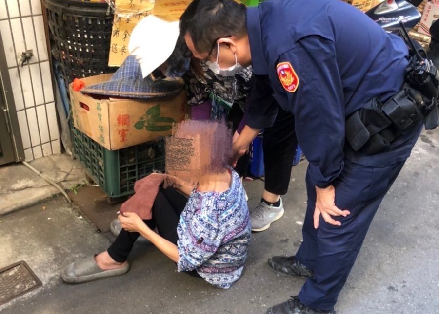 8旬婦無助坐路邊 八德警及時伸援化解驚魂