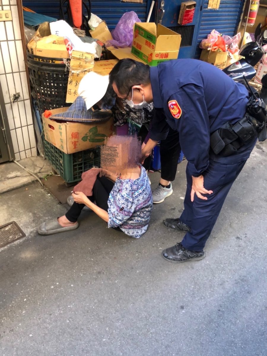8旬婦無助坐路邊 八德警及時伸援化解驚魂 S 7782439 scaled