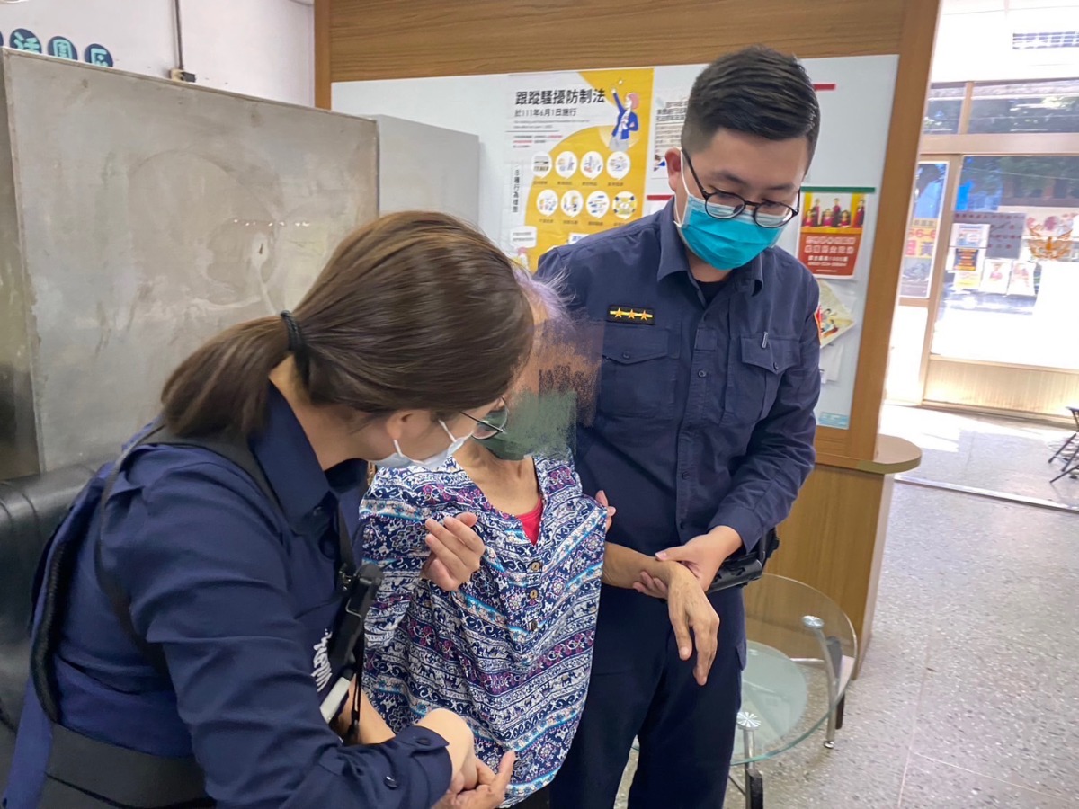 8旬婦無助坐路邊 八德警及時伸援化解驚魂 S 7782441