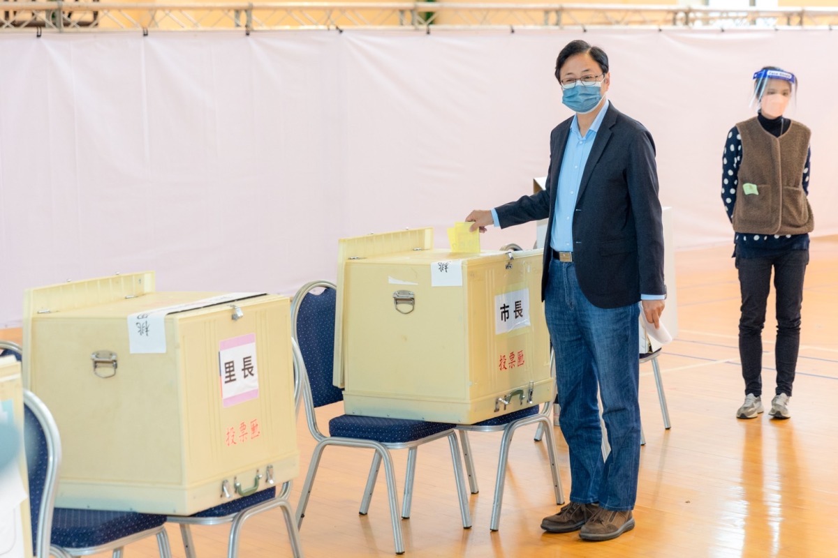 張善政偕妻曬恩愛投票 指確診者投票規劃太晚講 S 82804753