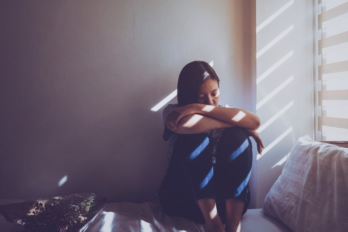 疫情中痛失親友 桃市衛生局提供遺族諮商補助 asian women are sitting hugging their knees bed