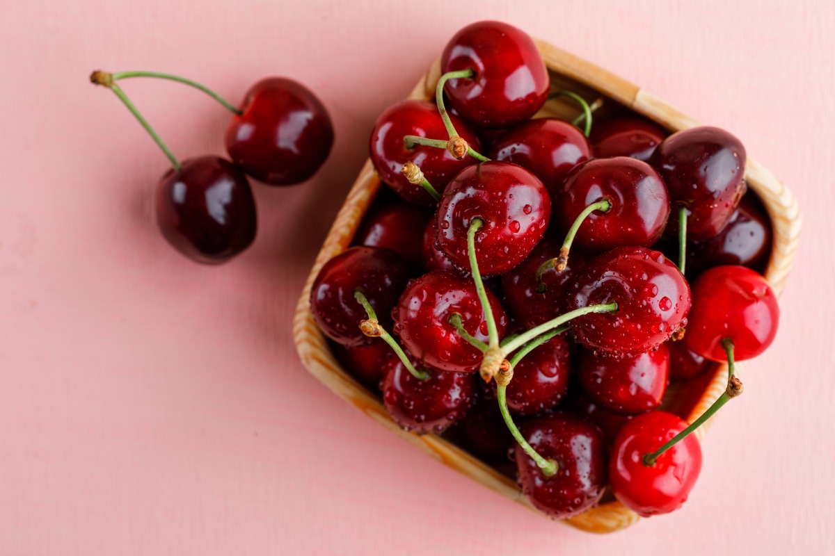 害女慘摔骨折 超市為一顆櫻桃付出16萬代價 cherries wooden plate pink surface flat lay